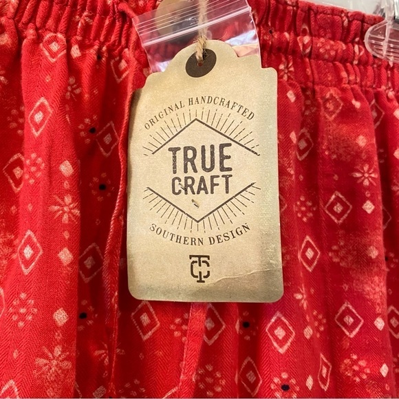 NWT True Craft Women's Medium red abstract print elastic waist frayed hem shorts - Picture 5 of 8